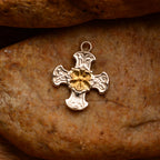 Pandantiv „Cruce cu floare” din argint 925 cu accente aurii – simbol al credinței, protecției, forței spirituale și păcii interioare, bijuterie sculpturală în stil boho și rustic | Art Diva