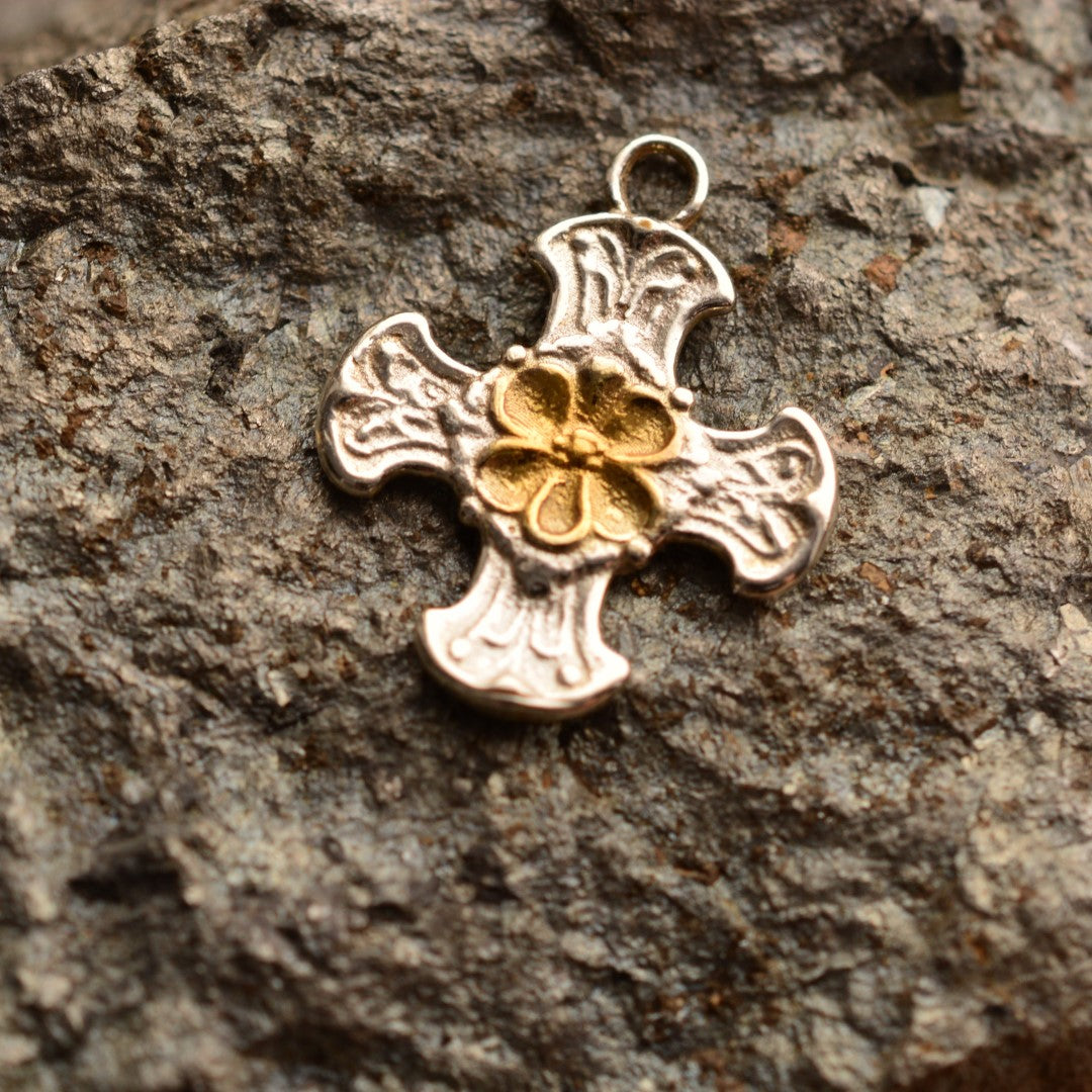 Pandantiv „Cruce cu floare” din argint 925 cu accente aurii – simbol al credinței, protecției, forței spirituale și păcii interioare, bijuterie sculpturală în stil boho și rustic | Art Diva