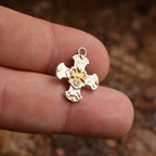 Pandantiv „Cruce cu floare” din argint 925 cu accente aurii – simbol al credinței, protecției, forței spirituale și păcii interioare, bijuterie sculpturală în stil boho și rustic | Art Diva