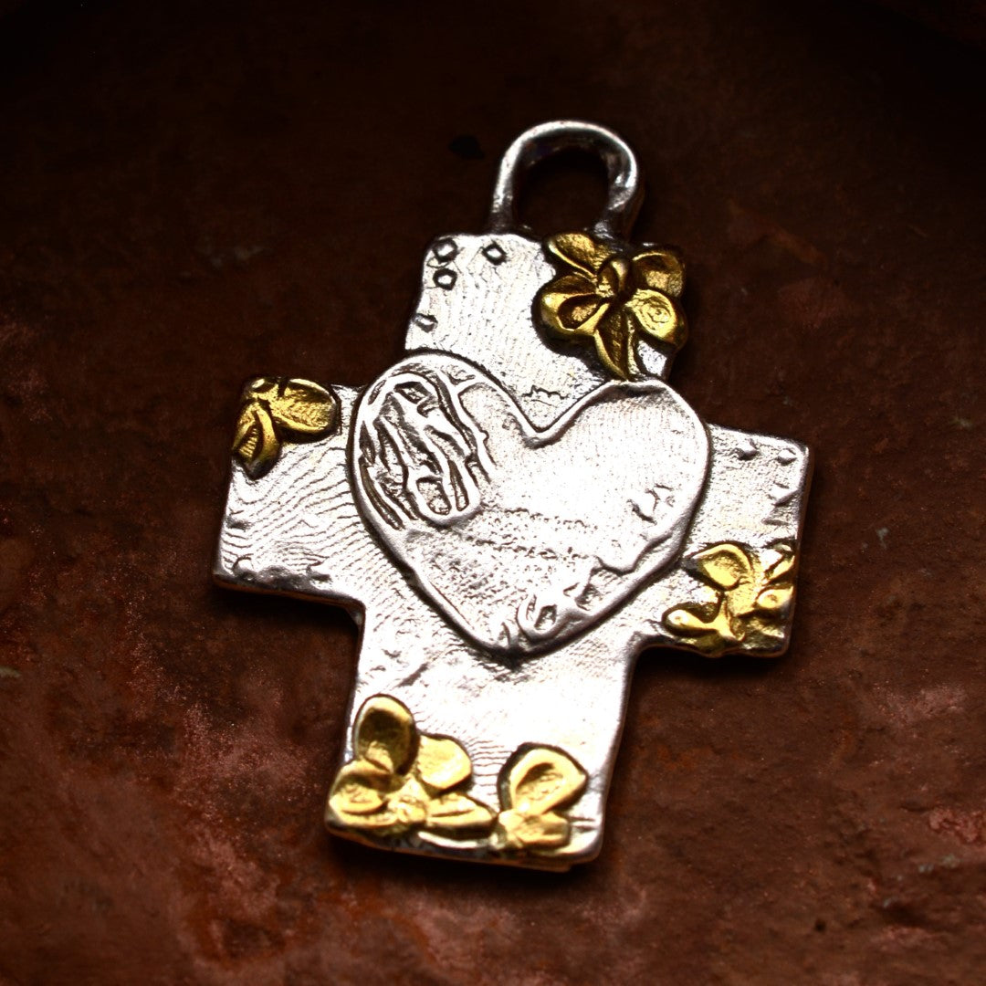 Pandantiv cruce cu flori și inimă din argint 925 cu accente aurii – amuletă handmade pentru iubire și credință, Art Diva