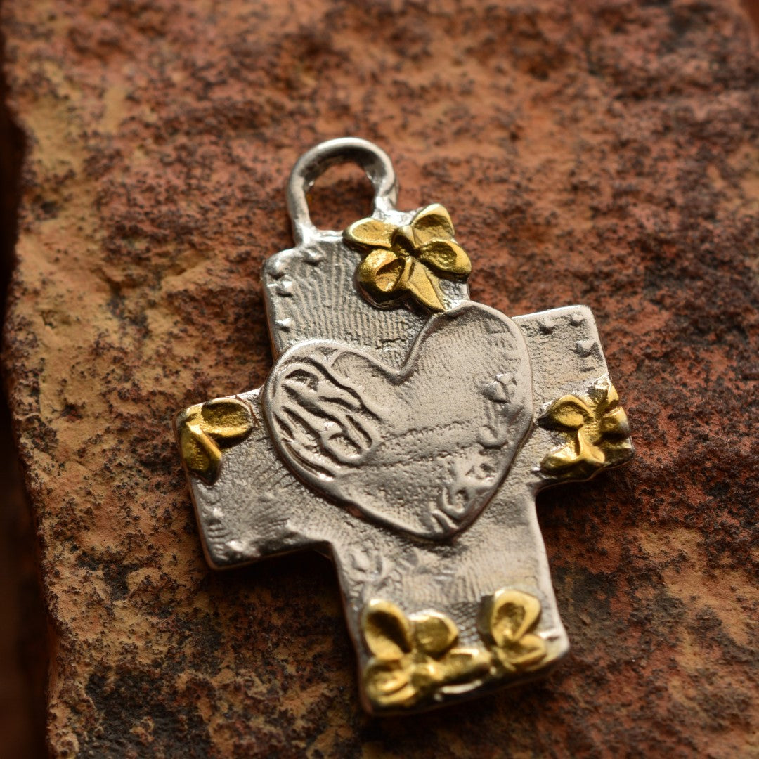 Pandantiv din argint 925 „Cruce cu flori și inimă” cu accente aurii | Amuletă pentru iubire și credință | Bijuterie sculpturală handmade în stil boho și rustic | Art Diva