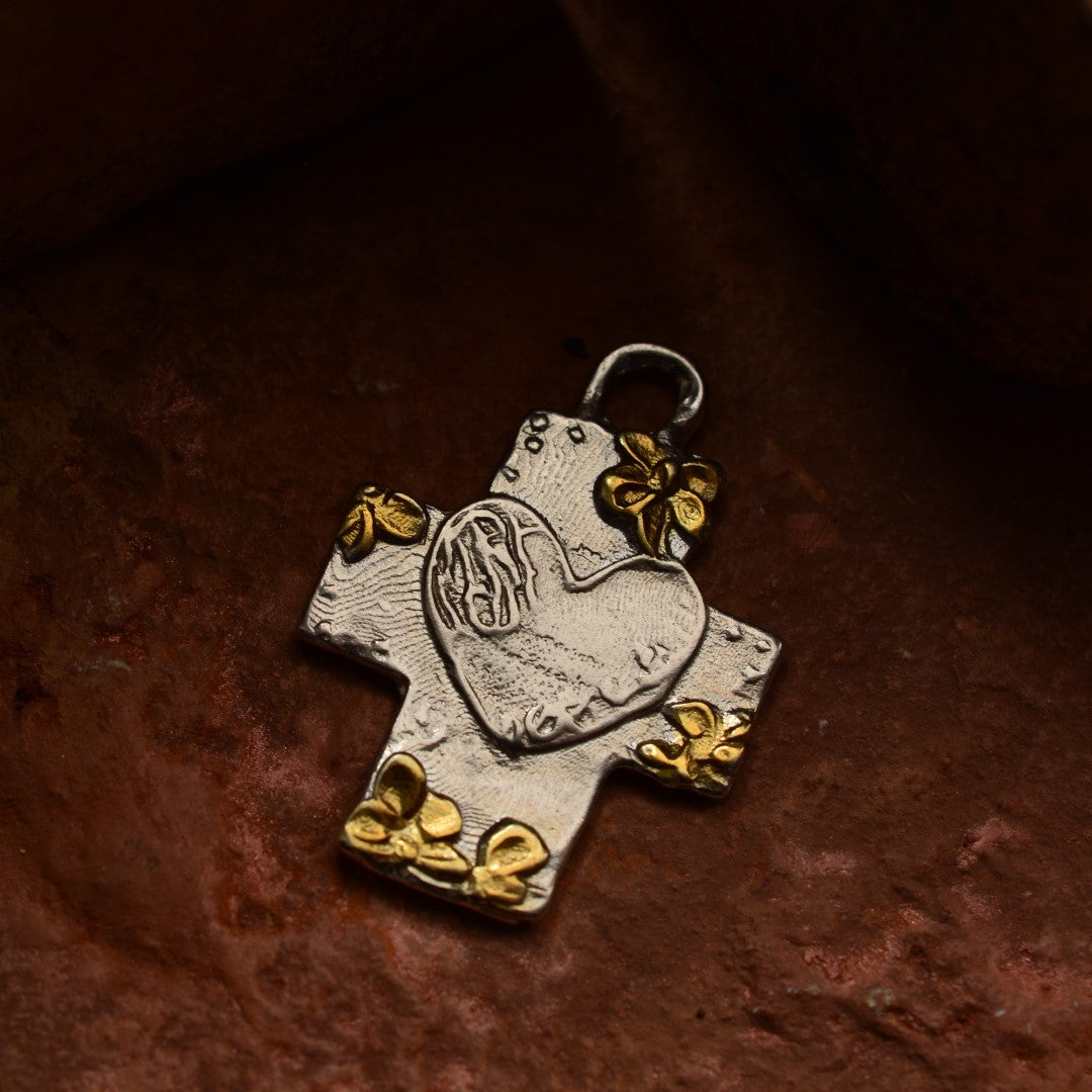 Pandantiv din argint 925 „Cruce cu flori și inimă” cu accente aurii | Amuletă pentru iubire și credință | Bijuterie sculpturală handmade în stil boho și rustic | Art Diva