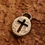 Pandantiv „Cruce în oval” din argint 925, realizat manual – simbol creștin al credinței și al protecției, bijuterie sculpturală în stil boho și rustic | Art Diva
