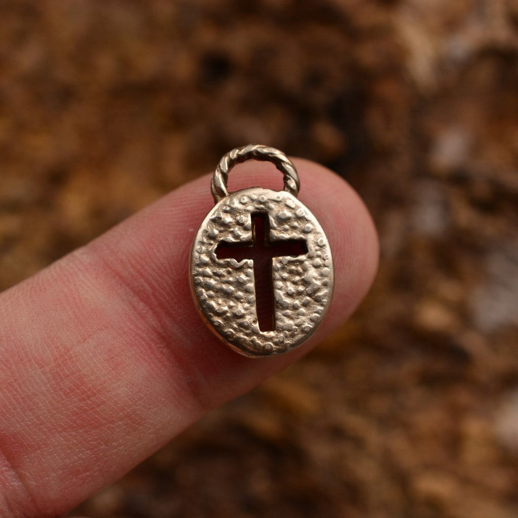 Pandantiv cruce în oval din argint 925 – talisman creștin handmade în stil boho și rustic, Art Diva
