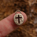 Pandantiv cruce în oval din argint 925 – talisman creștin handmade în stil boho și rustic, Art Diva