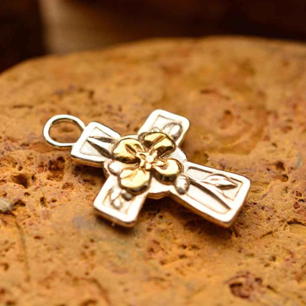 Pandantiv „Cruce cu floare” din argint 925 cu accente aurii – simbol al credinței, speranței, noului început, forței spirituale și armoniei, bijuterie sculpturală handmade în stil boho și rustic | Art Diva