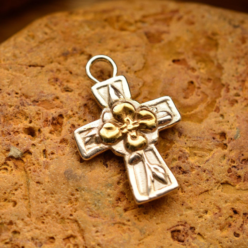 Pandantiv cruce cu floare din argint 925 cu accente aurii – talisman handmade pentru credință și armonie, Art Diva