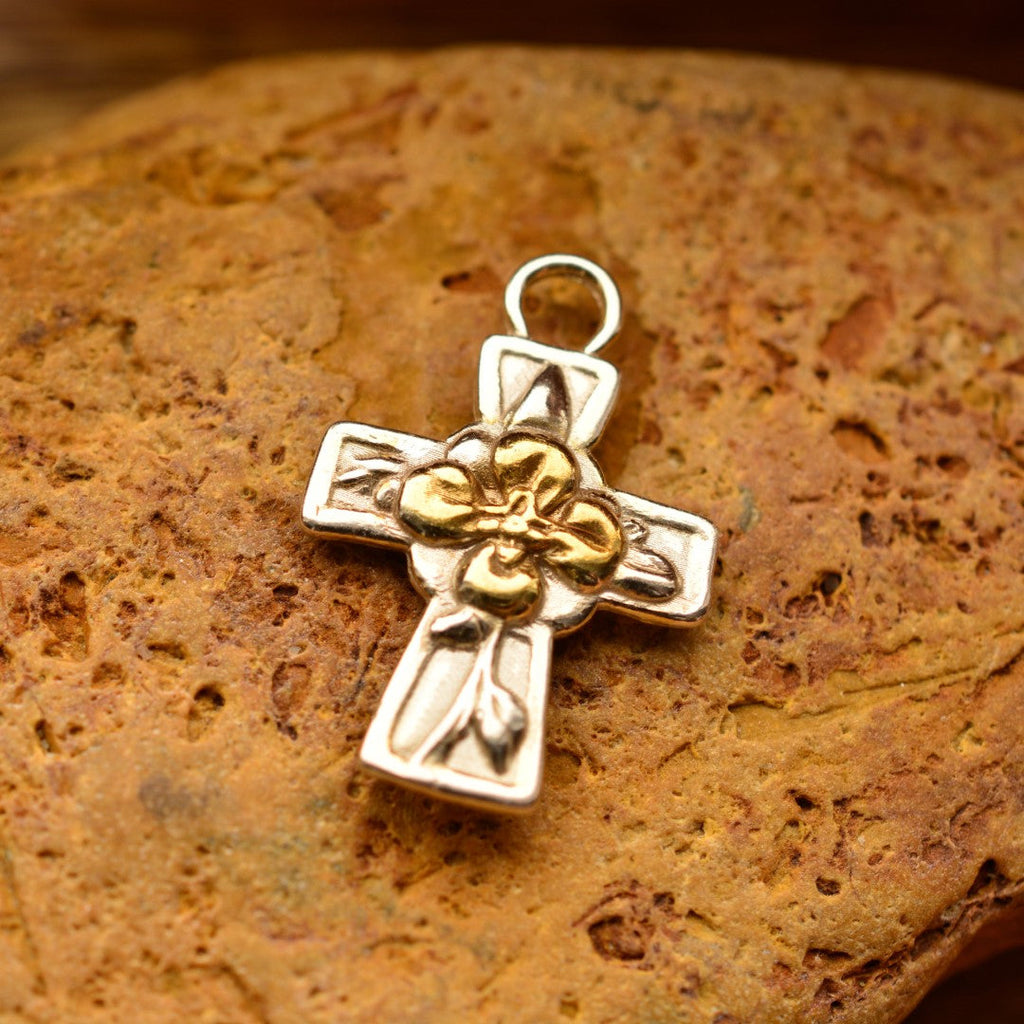 Pandantiv „Cruce cu floare” din argint 925 cu accente aurii – simbol al credinței, speranței, noului început, forței spirituale și armoniei, bijuterie sculpturală handmade în stil boho și rustic | Art Diva