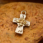 Pandantiv „Cruce cu floare” din argint 925 cu accente aurii – simbol al credinței, speranței, noului început, forței spirituale și armoniei, bijuterie sculpturală handmade în stil boho și rustic | Art Diva
