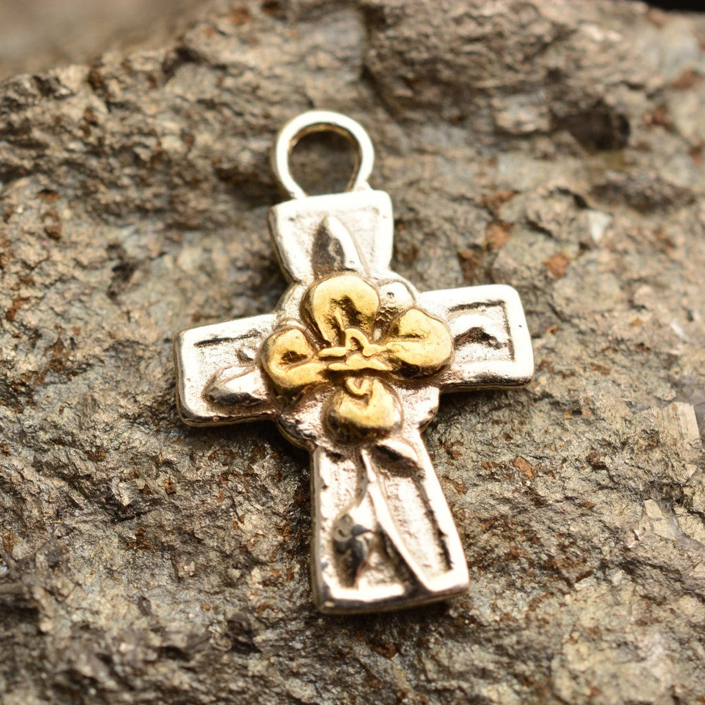 Pandantiv „Cruce cu floare” din argint 925 cu accente aurii – simbol al credinței, speranței, noului început, forței spirituale și armoniei, bijuterie sculpturală handmade în stil boho și rustic | Art Diva