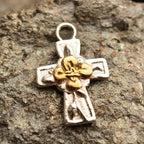 Pandantiv „Cruce cu floare” din argint 925 cu accente aurii – simbol al credinței, speranței, noului început, forței spirituale și armoniei, bijuterie sculpturală handmade în stil boho și rustic | Art Diva