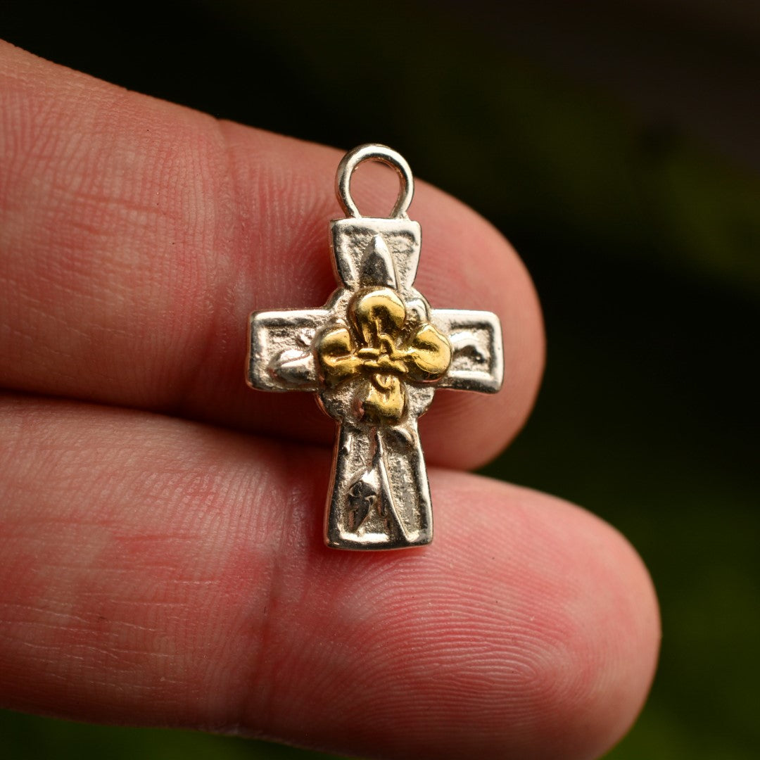 Pandantiv „Cruce cu floare” din argint 925 cu accente aurii – simbol al credinței, speranței, noului început, forței spirituale și armoniei, bijuterie sculpturală handmade în stil boho și rustic | Art Diva