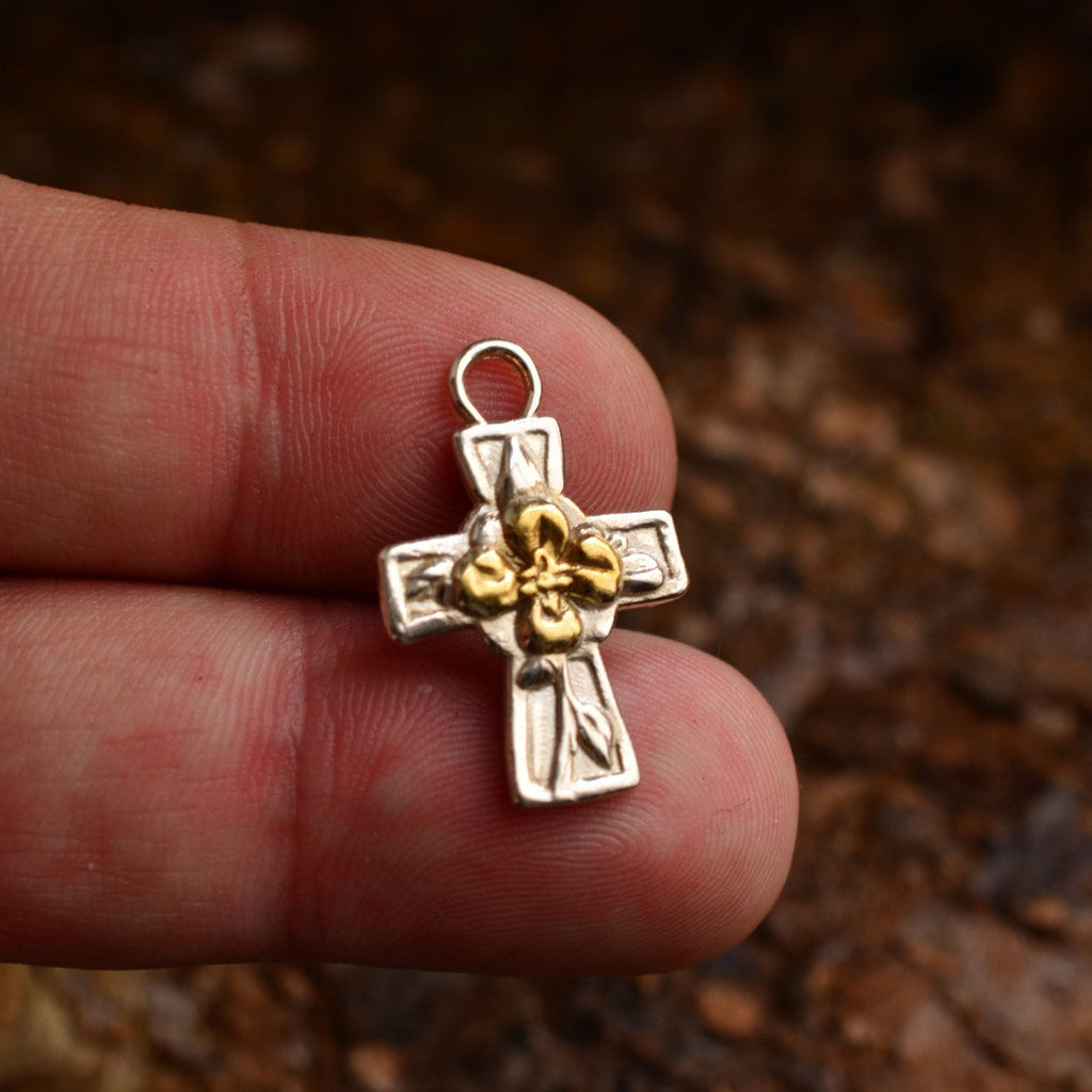 Pandantiv „Cruce cu floare” din argint 925 cu accente aurii – simbol al credinței, speranței, noului început, forței spirituale și armoniei, bijuterie sculpturală handmade în stil boho și rustic | Art Diva