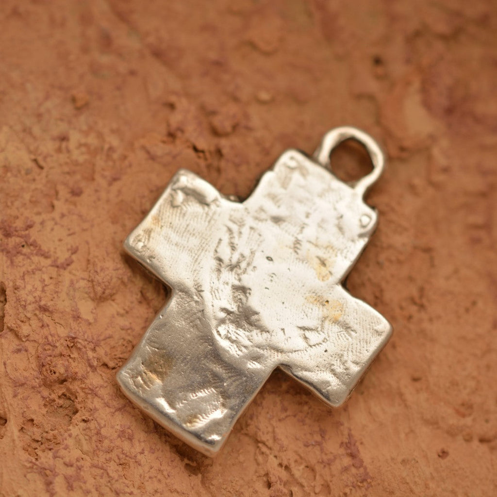 Pandantiv din argint 925 „Cruce cu inimă și flori” – simbol al credinței, al iubirii și al speranței, bijuterie sculpturală realizată manual în stil boho și rustic | Art Diva