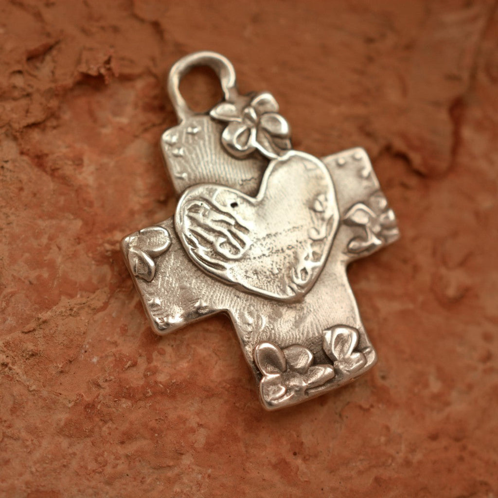 Pandantiv din argint 925 „Cruce cu inimă și flori” – simbol al credinței, al iubirii și al speranței, bijuterie sculpturală realizată manual în stil boho și rustic | Art Diva