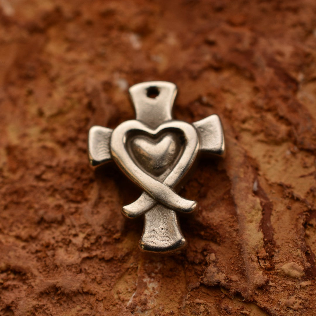 Pandantiv cruce cu inimă și panglică de doliu din argint 925 oxidat – bijuterie rustică handmade, Art Diva
