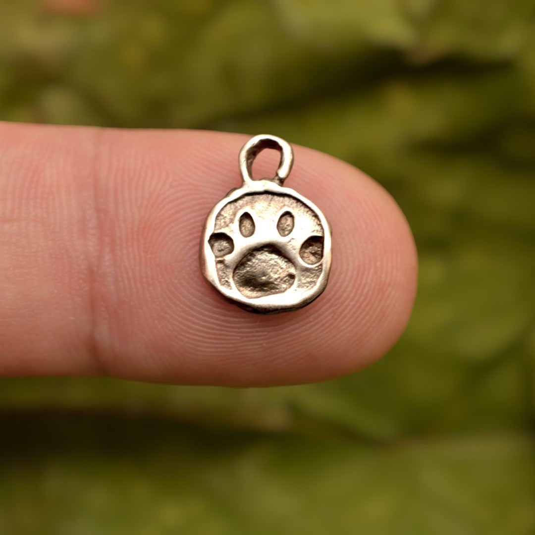 Pandantiv „Lăbuță” din argint 925 – talisman boho pentru iubirea de animale, bijuterie sculpturală și cadou pentru iubitorii de câini sau pisici | Art Diva