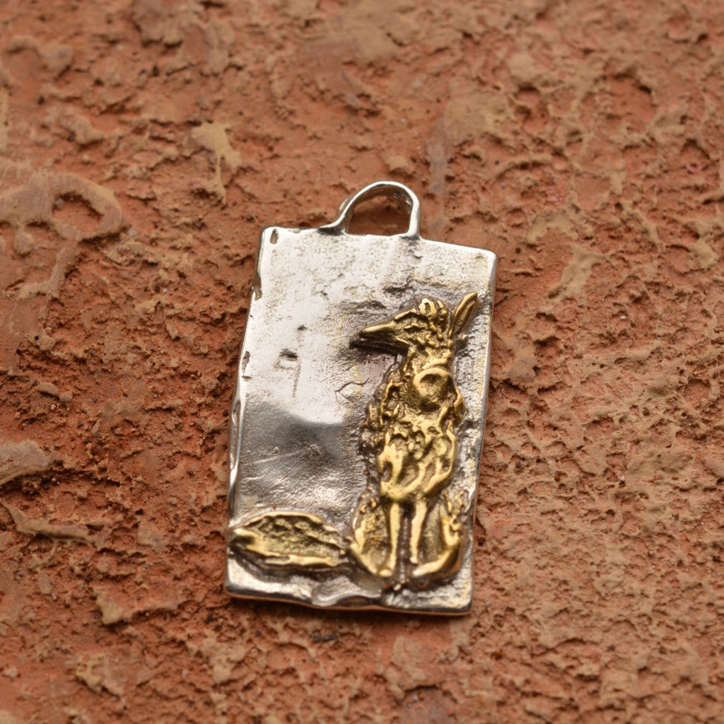 Pandantiv „Vulpe” din argint 925 cu accente aurii – talisman pentru intuiție, înțelepciune, independență și libertate interioară, bijuterie sculpturală în stil boho și rustic | Art Diva