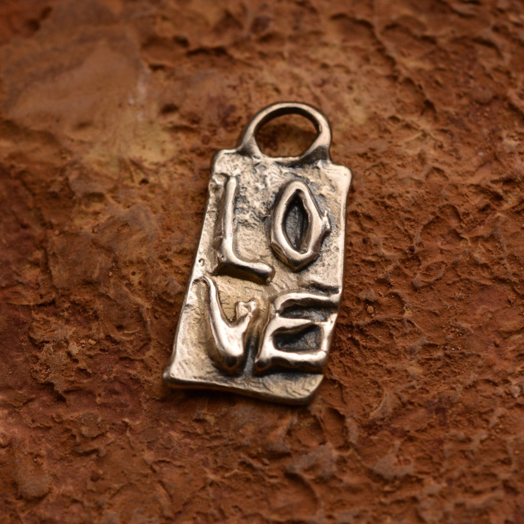 Pandantiv „LOVE” din argint 925 – talisman sculptural al iubirii, bijuterie simbolică realizată manual în stil boho, cadou ideal pentru mamă, fiică sau prietenă | Art Diva