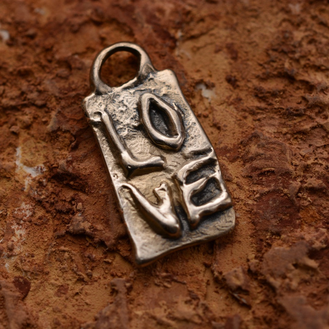Pandantiv LOVE din argint sterling 925 oxidat – talisman sculptural al iubirii în stil boho, Art Diva