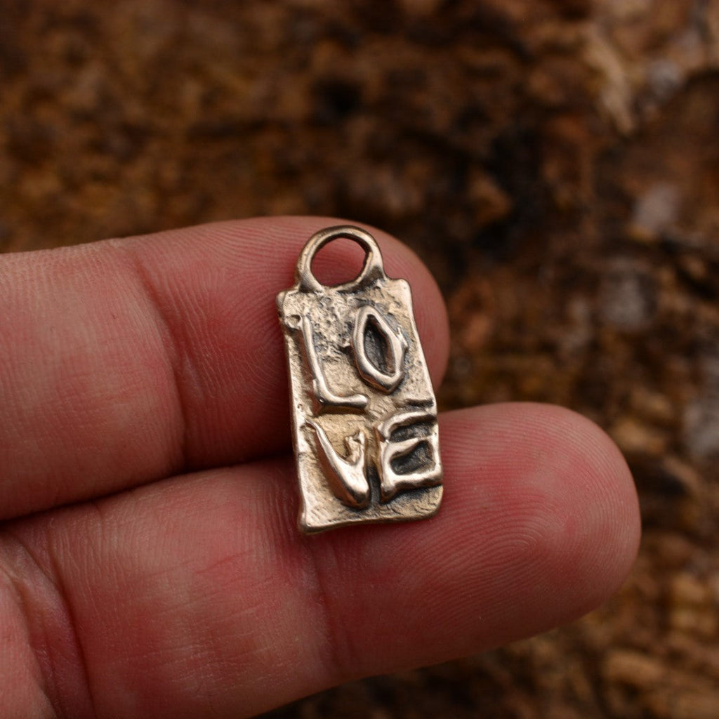 Pandantiv „LOVE” din argint 925 – talisman sculptural al iubirii, bijuterie simbolică realizată manual în stil boho, cadou ideal pentru mamă, fiică sau prietenă | Art Diva