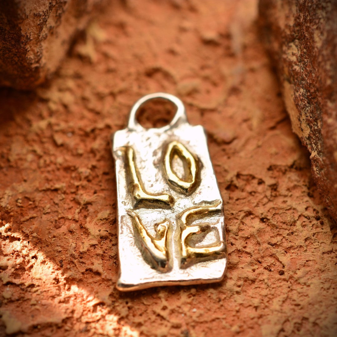 Pandantiv „LOVE” din argint 925 cu accente aurii – talisman sculptural al iubirii, handmade în stil boho, Art Diva