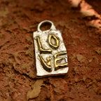 Pandantiv „LOVE” din argint 925 cu accente placate cu aur – talisman sculptural pentru iubire, bijuterie simbolică realizată manual în stil boho, cadou ideal din colecția „Strălucire” | Art Diva