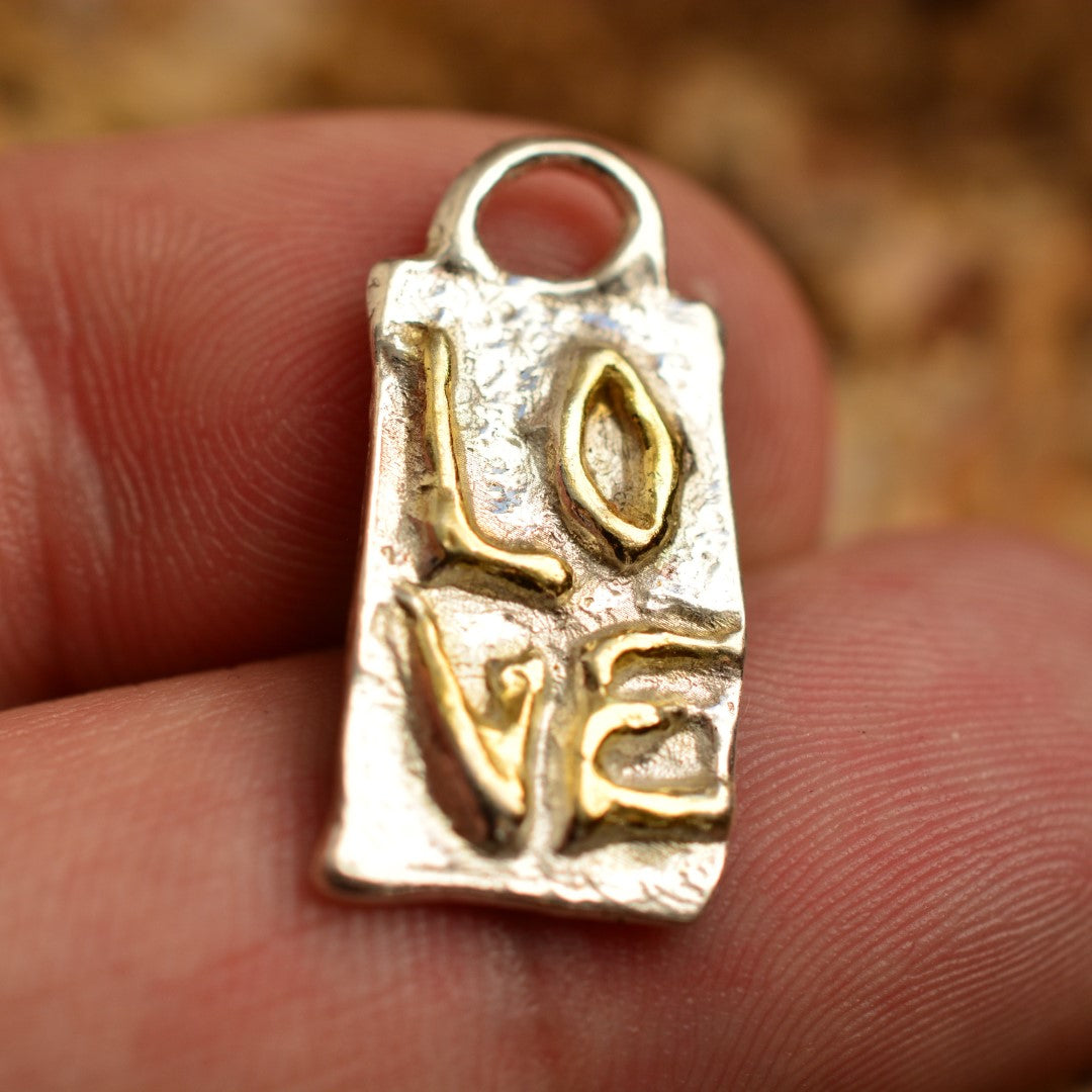 Pandantiv „LOVE” din argint 925 cu accente placate cu aur – talisman sculptural pentru iubire, bijuterie simbolică realizată manual în stil boho, cadou ideal din colecția „Strălucire” | Art Diva
