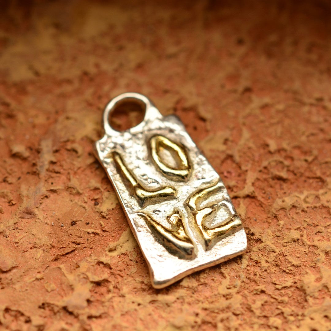 Pandantiv „LOVE” din argint 925 cu accente placate cu aur – talisman sculptural pentru iubire, bijuterie simbolică realizată manual în stil boho, cadou ideal din colecția „Strălucire” | Art Diva