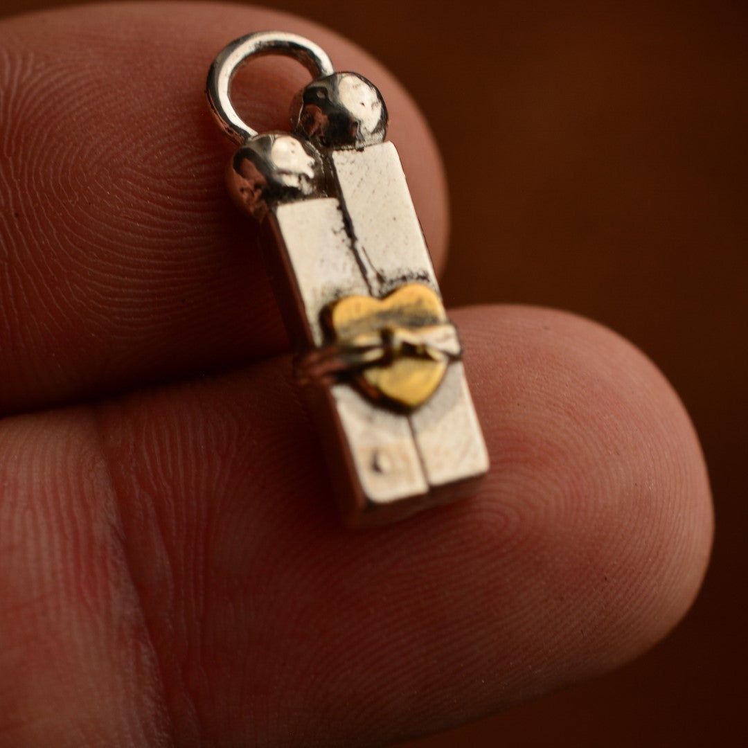 Pandantiv „Iubire în lanțuri” din argint 925 cu accente aurii – talisman handmade pentru forță și loialitate, Art Diva