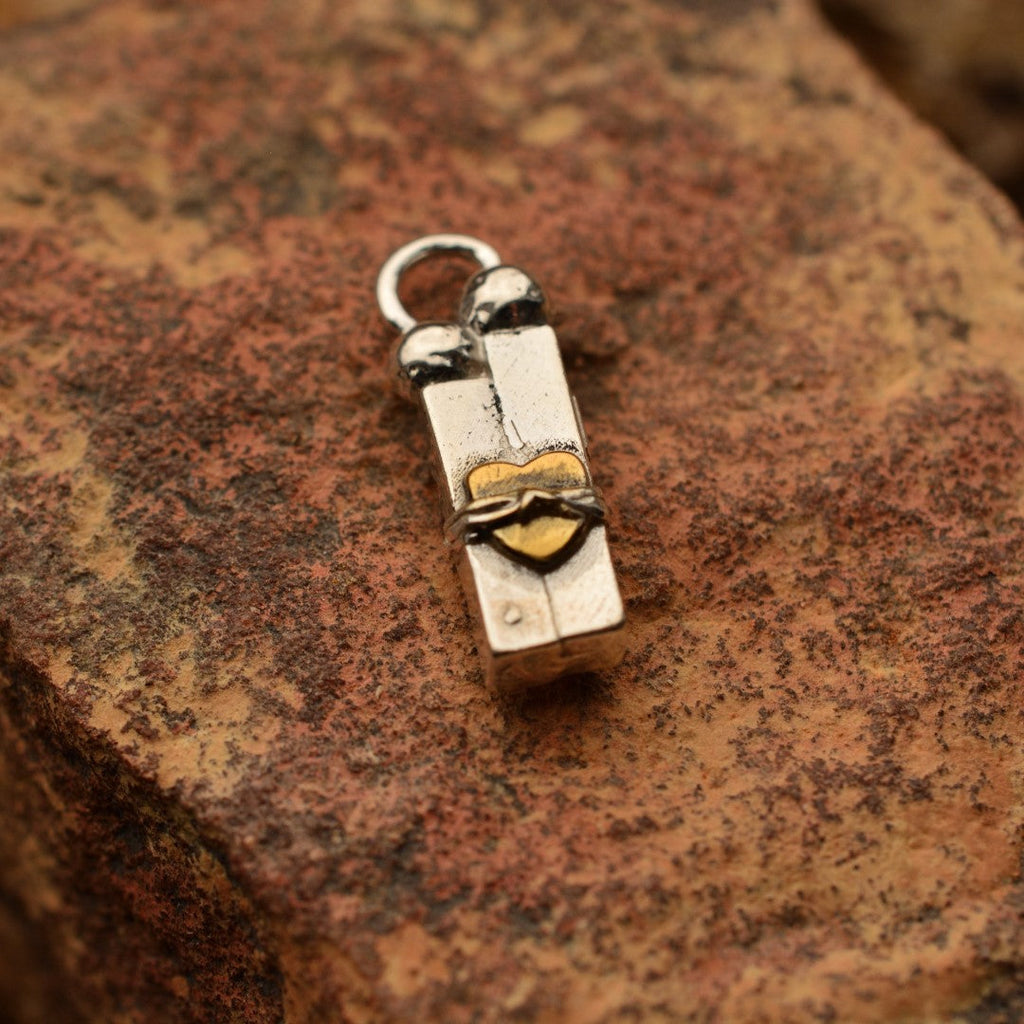 Pandantiv „Iubire în lanțuri” din argint 925 cu accente aurii – simbol al încercărilor și al forței interioare, bijuterie sculpturală handmade în stil boho și rustic | Art Diva