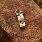 Pandantiv „Iubire în lanțuri” din argint 925 cu accente aurii – simbol al încercărilor și al forței interioare, bijuterie sculpturală handmade în stil boho și rustic | Art Diva