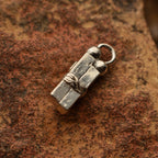 Pandantiv „Iubire în lanțuri” din argint 925 cu accente aurii – simbol al încercărilor și al forței interioare, bijuterie sculpturală handmade în stil boho și rustic | Art Diva