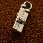 Pandantiv „Iubire în lanțuri” din argint 925 cu accente aurii – simbol al încercărilor și al forței interioare, bijuterie sculpturală handmade în stil boho și rustic | Art Diva