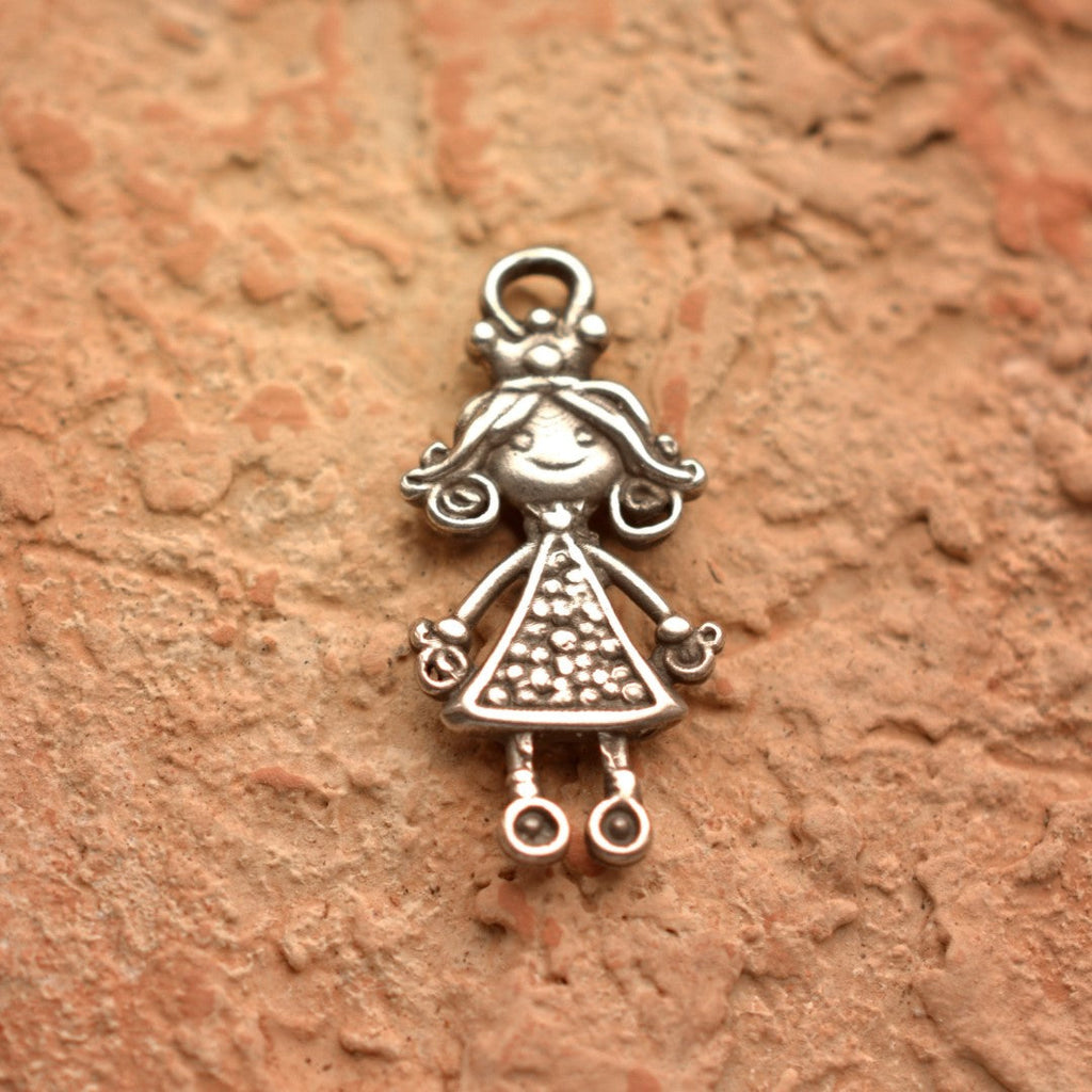 Pandantiv „Mica prințesă” din argint 925 – talisman realizat manual pentru fiică, soră sau nepoată dragă, bijuterie sculpturală în stil boho și rustic | Art Diva
