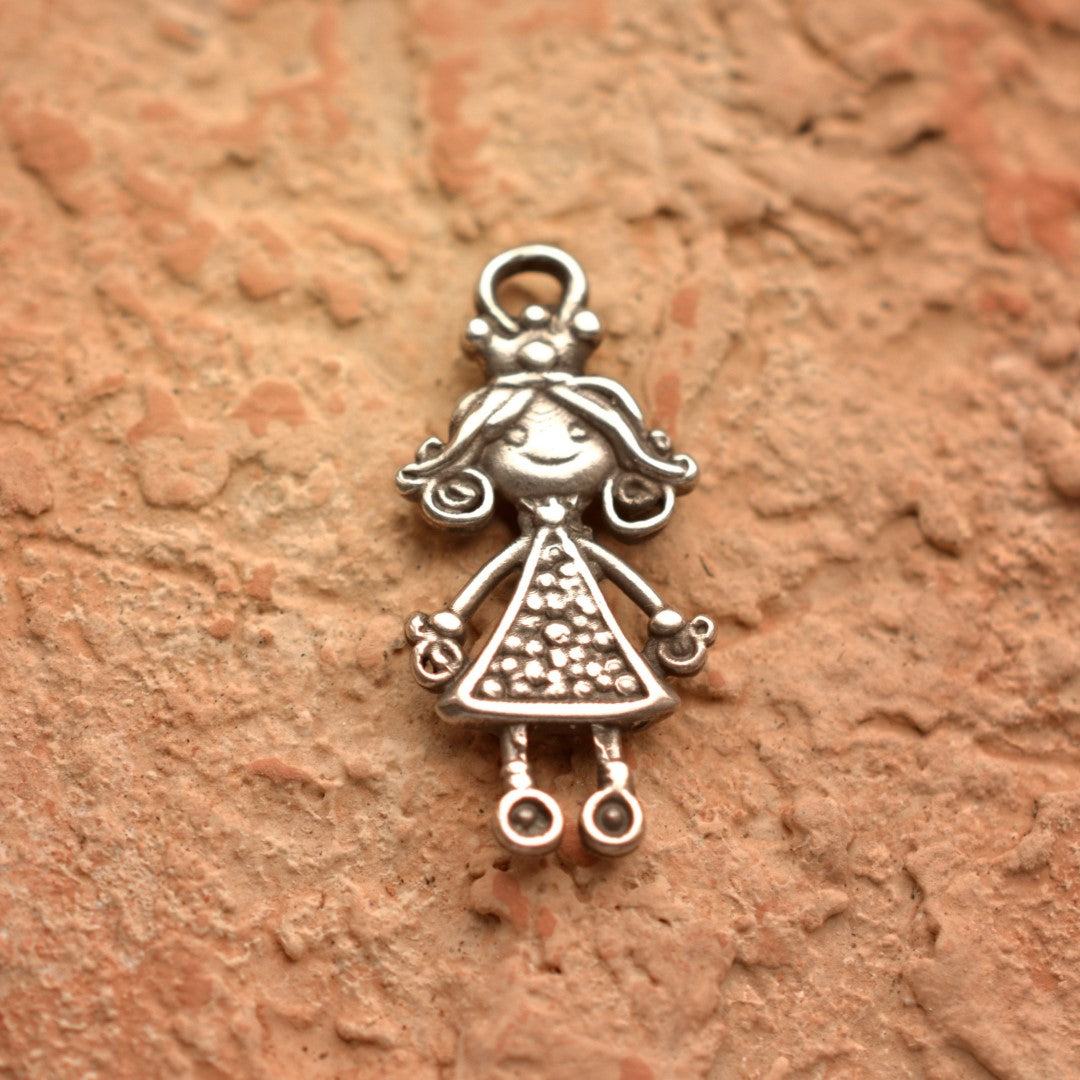 Pandantiv „Mica prințesă” din argint 925 – talisman realizat manual pentru fiică, soră sau nepoată dragă, bijuterie sculpturală în stil boho și rustic | Art Diva