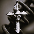 Pandantiv Memento Mori cu cruce și craniu din argint 925 oxidat, bijuterie sculpturală handmade pentru bărbați, Art Diva