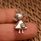 Pandantiv fetiță cu floare din argint 925 – talisman handmade pentru iubirea dintre surori, Art Diva