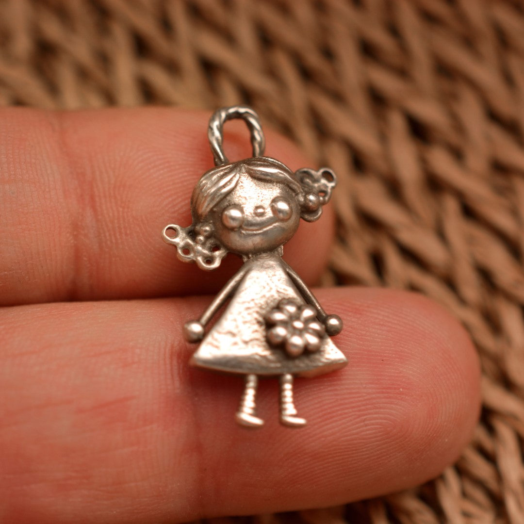 Pandantiv fetiță cu floare din argint 925 – talisman handmade pentru iubirea dintre surori, Art Diva