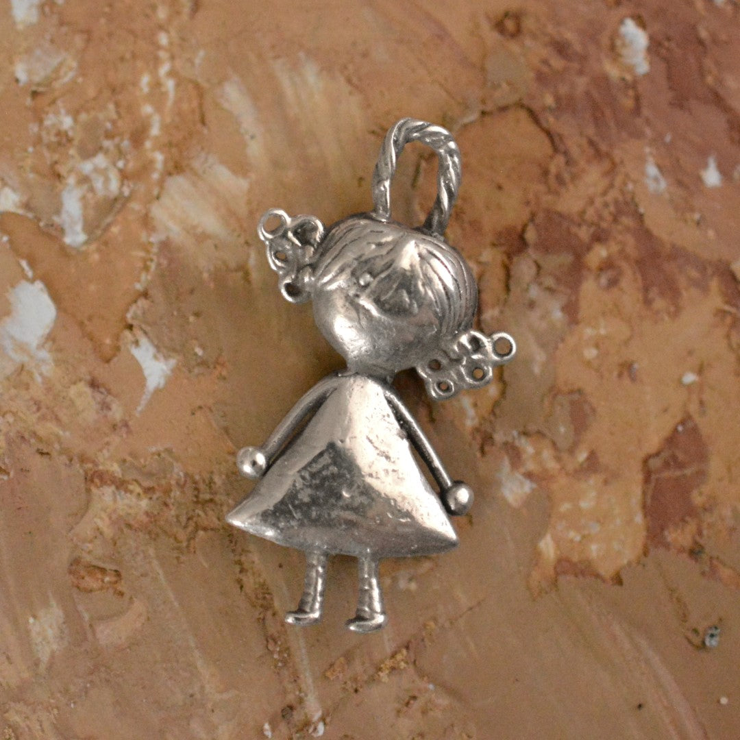 Pandantiv „Fetiță cu floare” din argint 925 – talisman pentru iubire și sprijin între surori, bijuterie sculpturală în stil boho și rustic | Art Diva