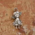 Pandantiv „Fetiță cu floare” din argint 925 – talisman pentru iubire și sprijin între surori, bijuterie sculpturală în stil boho și rustic | Art Diva