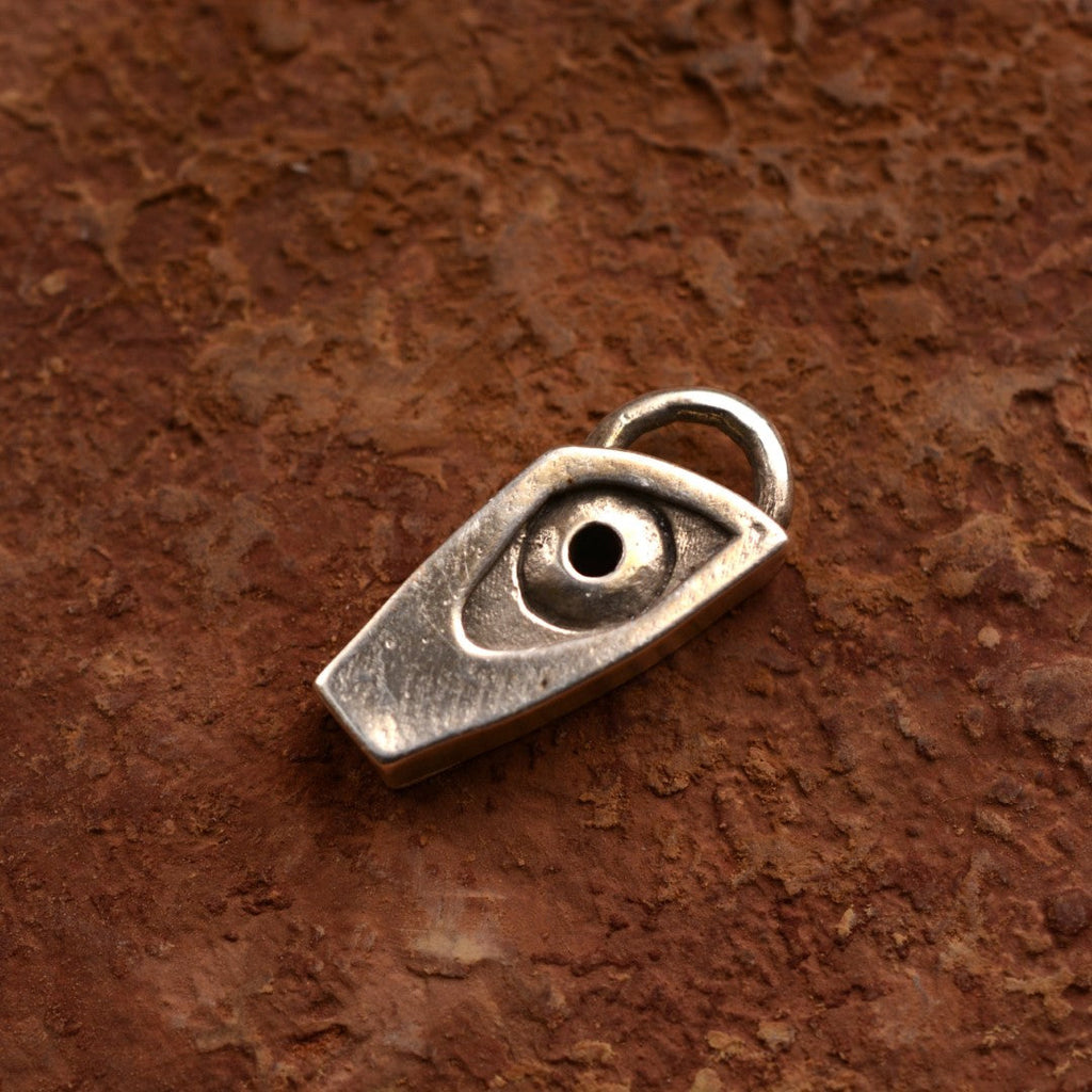 Pandantiv „Ochiul protecției” din argint 925 – talisman pentru protecție și intuiție, bijuterie sculpturală în stil boho și rustic | Art Diva