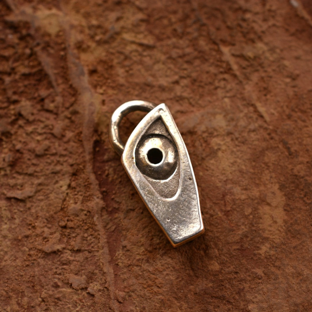 Pandantiv „Ochiul protecției” din argint 925 – talisman pentru protecție și intuiție, bijuterie sculpturală în stil boho și rustic | Art Diva