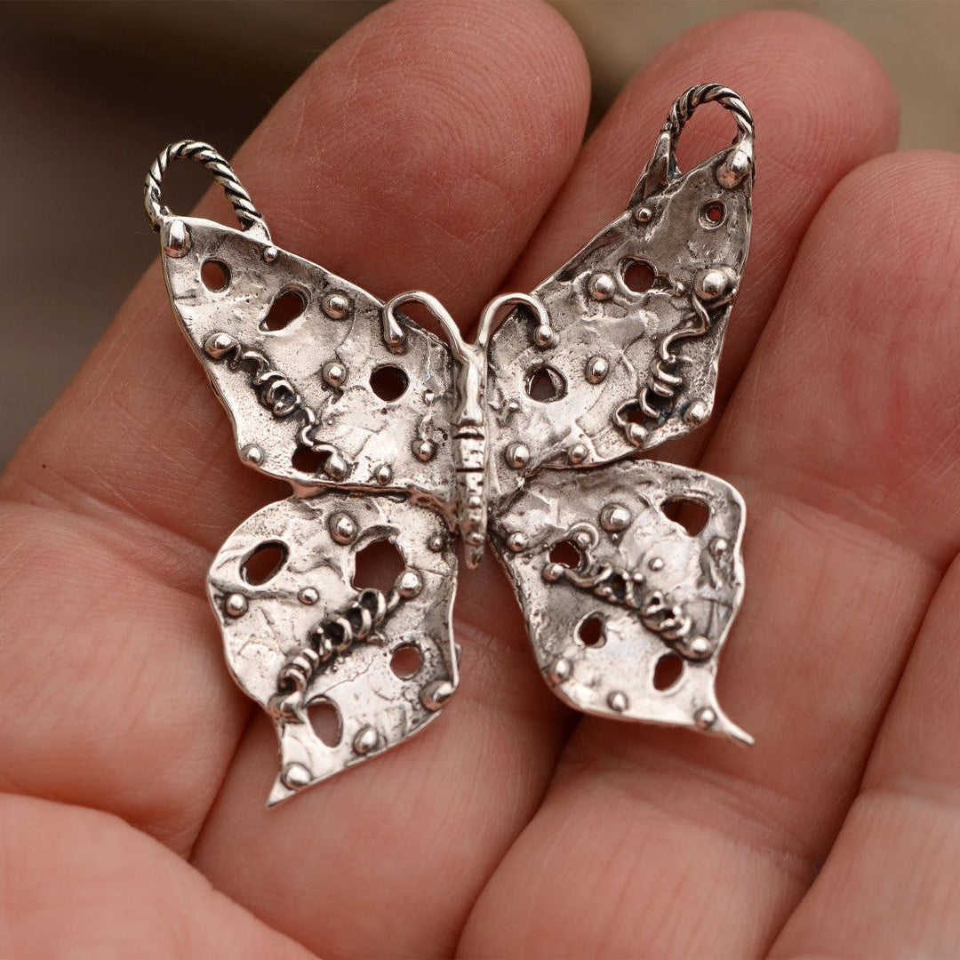 Pandantiv „Fluturele transformării” din argint 925 – talisman pentru libertate, nou început, trezire interioară și energie feminină în stil boho-rustic | Art Diva