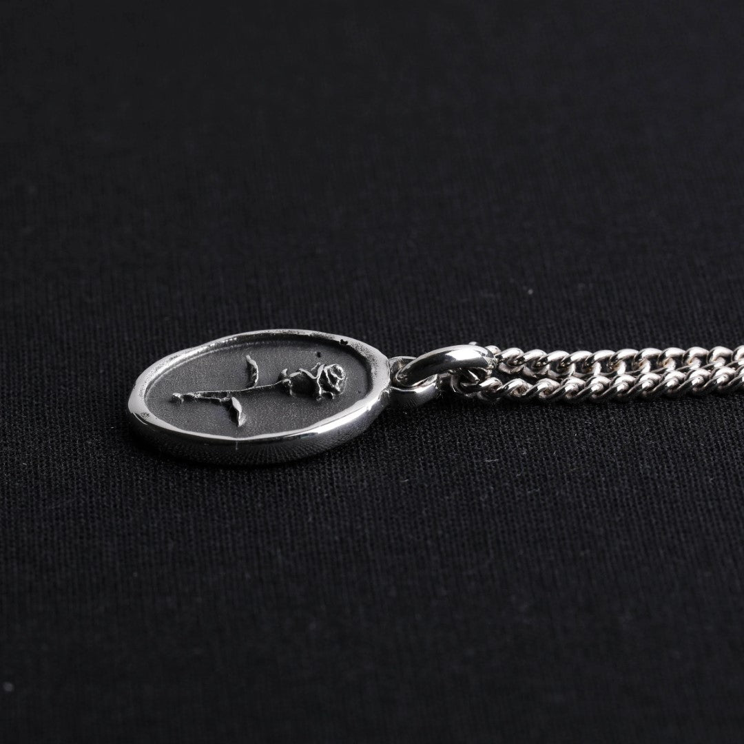 Pandantiv „Memento Vivere” cu trandafir din argint 925 – bijuterie artistică sculpturală realizată manual, talisman pentru iubire, frumusețe și efemeritate | Art Diva