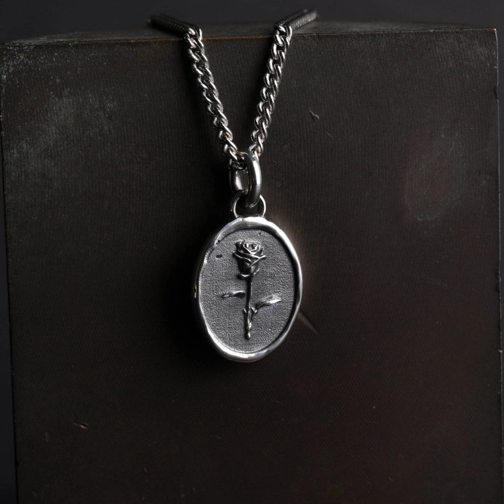 Pandantiv „Memento Vivere” cu trandafir din argint 925 – bijuterie artistică sculpturală realizată manual, talisman pentru iubire, frumusețe și efemeritate | Art Diva