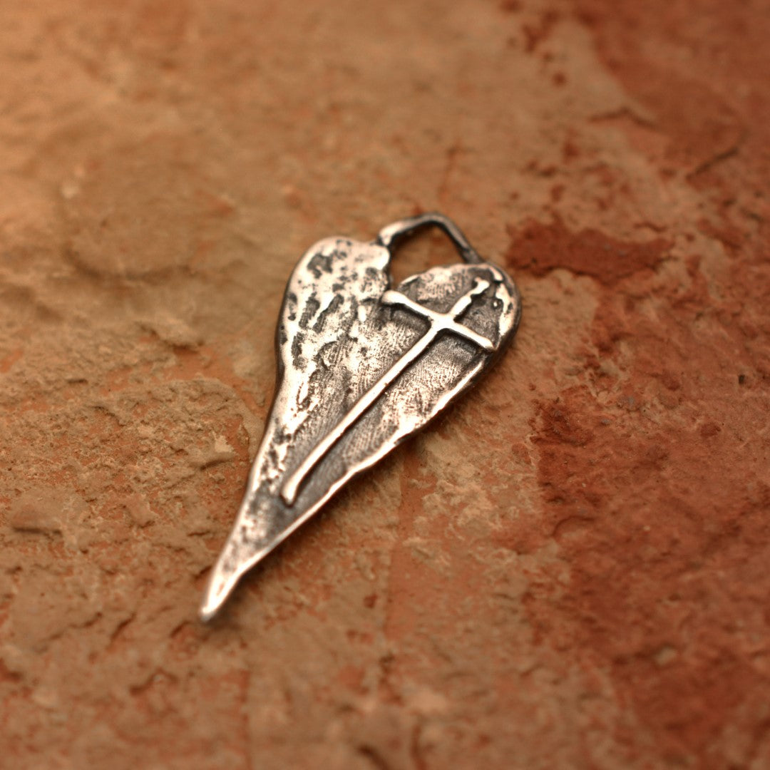 Pandantiv „Inimă alungită cu cruce” din argint 925 – talisman boho pentru credința în iubire, bijuterie sculpturală și cadou pentru mamă, fiică sau prietenă | Art Diva