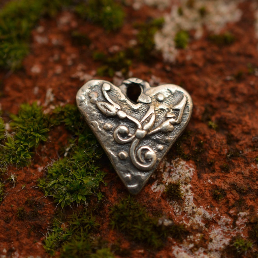 Pandantiv Inimă din argint 925 – talisman al iubirii realizat manual, bijuterie sculpturală în stil boho, cadou ideal pentru mamă, fiică sau prietenă | Art Diva