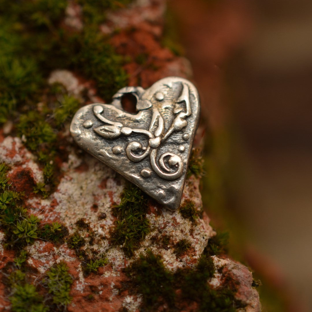 Pandantiv Inimă din argint 925 – talisman al iubirii realizat manual, bijuterie sculpturală în stil boho, cadou ideal pentru mamă, fiică sau prietenă | Art Diva
