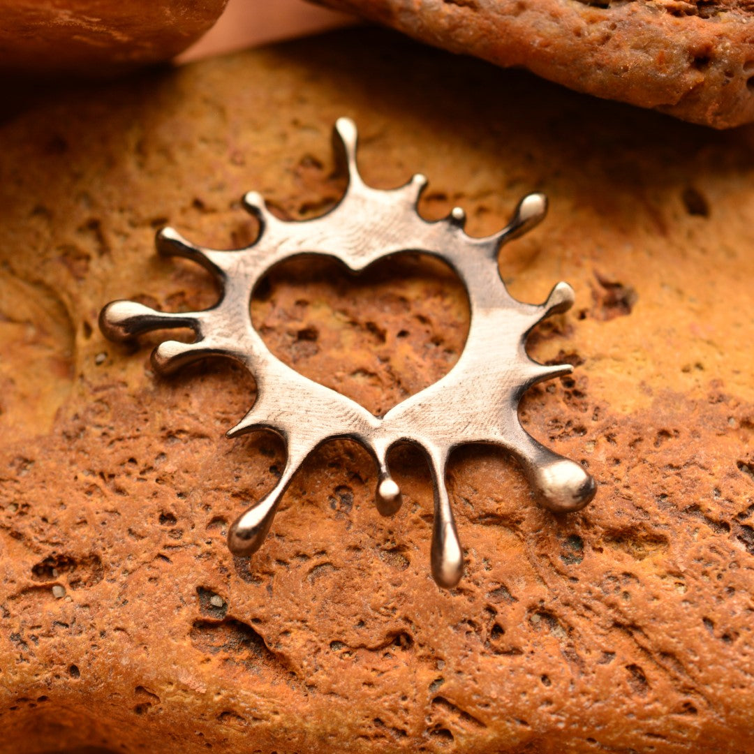 Pandantiv „Inimă cu stropi de culoare” din argint 925 – talisman pentru energie creativă și iubirea de artă, bijuterie sculpturală oxidată în stil boho și rustic | Art Diva